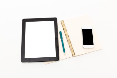 Defter ve Kupası ile akıllı telefon.