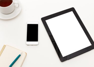 Defter ve Kupası ile akıllı telefon.