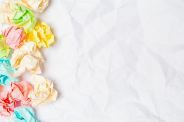 Beyaz masa üzerinde buruşuk kağıt