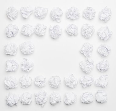 Beyaz masa üzerinde buruşuk kağıt