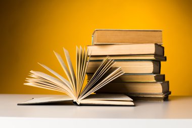 Tahta masadaki eski kitaplar.