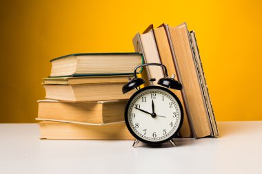 Tahta masadaki eski kitaplar.