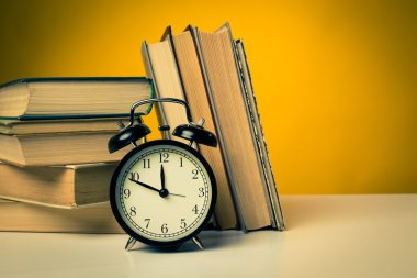 Tahta masadaki eski kitaplar.