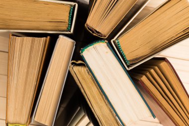 Tahta masadaki eski kitaplar.