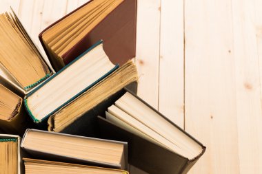 Tahta masadaki eski kitaplar.