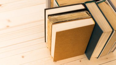 Tahta masadaki eski kitaplar.