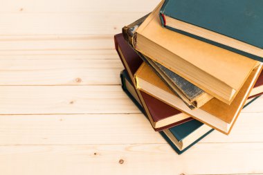 Tahta masadaki eski kitaplar.