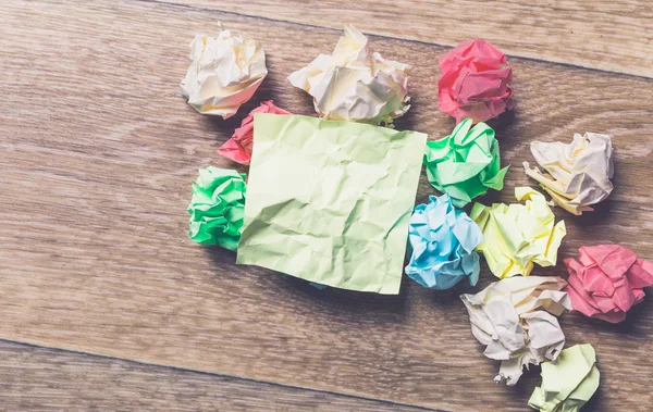 Verfrommeld papier op tafel — Stockfoto