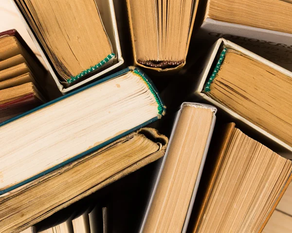 Oude boeken op houten tafel — Stockfoto