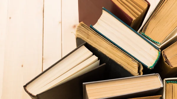 Oude boeken op houten tafel — Stockfoto