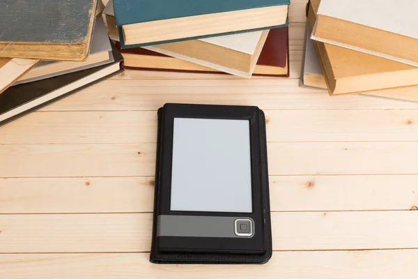 Oude boeken op houten tafel — Stockfoto