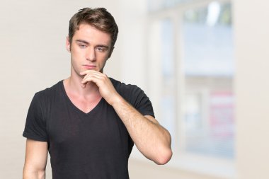 düşünceli yakışıklı genç