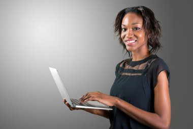 dizüstü bilgisayar kullanan genç Afrikalı kadın