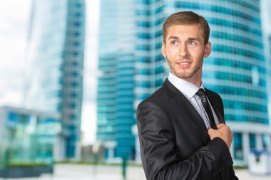 yakışıklı işadamı kravatını ayarlama