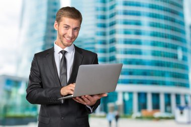 işadamı holding laptop
