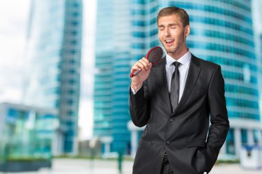 Mikrofon gibi şarkı işadamı