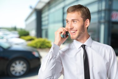 İş adamı cep telefonuyla konuşuyor.