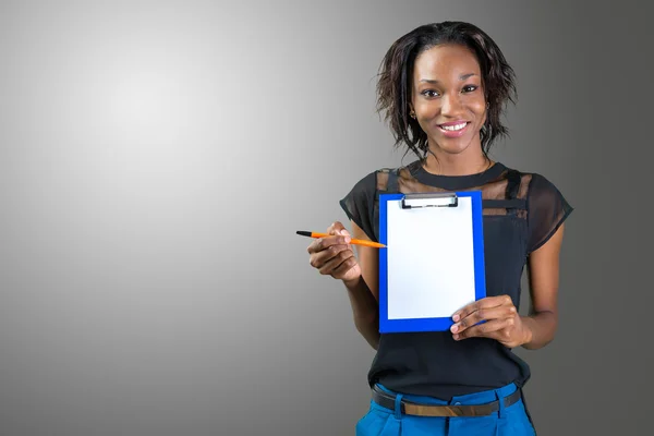 Красивая африканская американка показывает планшет с копировальным пространством — стоковое фото