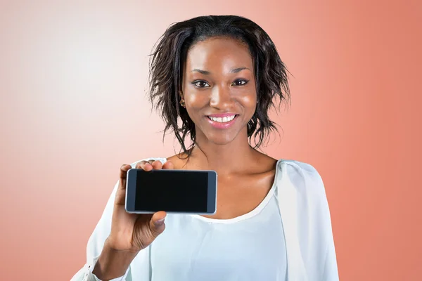 Afrikalı bir cep telefonu gösterilen kadın — Stok fotoğraf