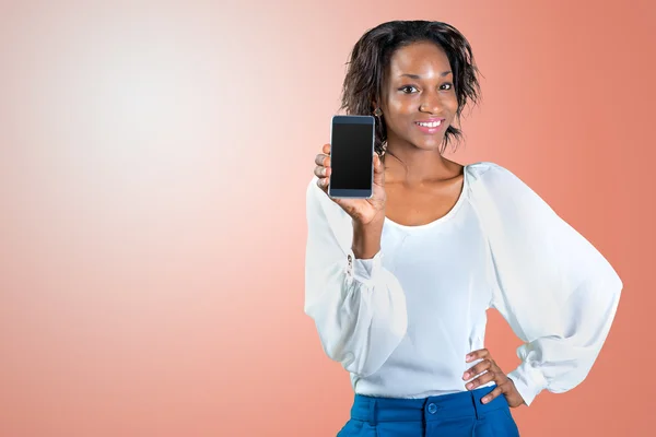 Mujer africana mostrando un teléfono móvil — Foto de Stock