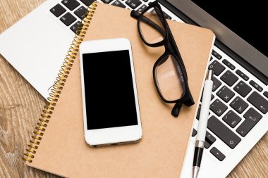 Ofis işyeri açık laptop ile telefon