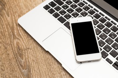 Ofis işyeri açık laptop ile telefon