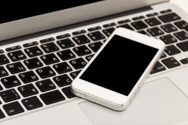 Ofis işyeri açık laptop ile telefon