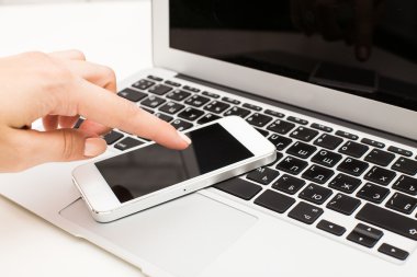 Ofis işyeri açık laptop ile telefon