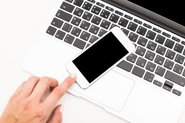 Ofis işyeri açık laptop ile telefon