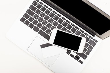Ofis işyeri açık laptop ile telefon