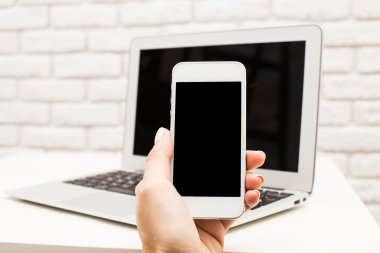 adam bir telefon tutarak