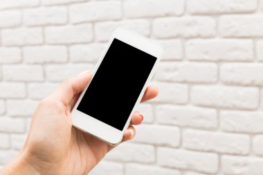 adam bir telefon tutarak