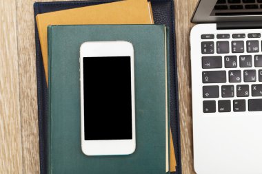 Ofis işyeri açık laptop ile telefon