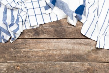 ahşap masa arka plan üzerinde masa örtüsü