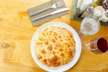 Gürcü Khachapuri masada..