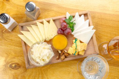 peynir kurulu taze üzüm ile