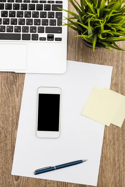 Escritório local de trabalho com laptop aberto, telefone — Fotografia de Stock