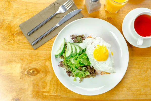 Huevos fritos con tomates — Foto de Stock