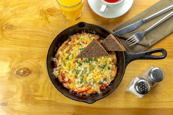 Omelette aux herbes avec ciboulette — Photo