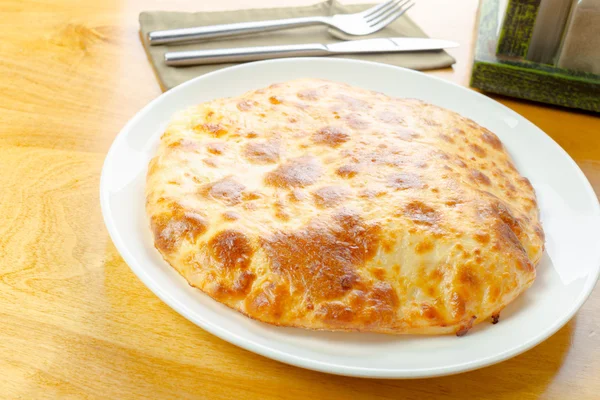 Khachapuri georgiano sul tavolo . — Foto Stock