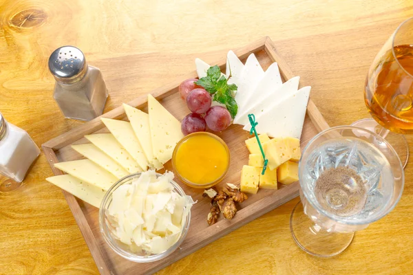 Cheese board with fresh grapes — Stock Photo, Image