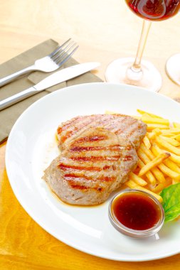 tavuk biftek ile kızarmış patates