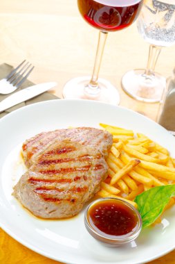 tavuk biftek ile kızarmış patates