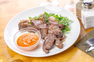 Beyaz tabakta pirzola