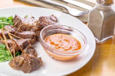 Beyaz tabakta pirzola