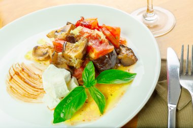 Quinoa ızgara kabak ve kırmızı pancar salatası ile