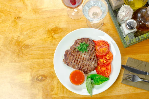 Steak s grilovanými rajčaty — Stock fotografie