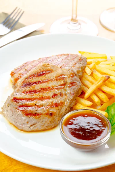 Kuřecí steak s hranolky — Stock fotografie