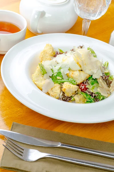 Salada Caesar em um prato branco . — Fotografia de Stock