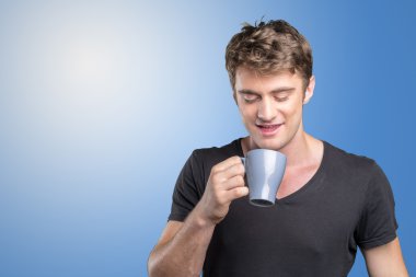 sıcak çay/kahve fincan tutan adam